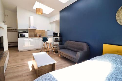 Bright and fully equipped studio