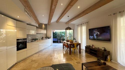 une cuisine avec une table et une salle à manger dans l'établissement Residence Sao Jorge, à Cannes