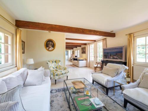 un salon avec un canapé blanc et des chaises dans l'établissement Splendide longère de charme - Collection Idylliq, à Conteville