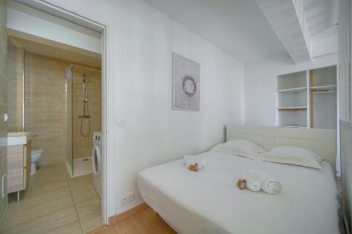 - une chambre blanche avec un lit blanc et une salle de bains dans l'établissement STUDIO MODERNE RENOVE A0b198, à Cannes