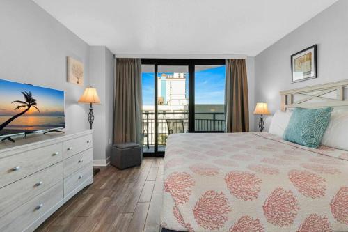默特尔比奇Captivating Coastal Charm - Oceanview Suite! PG 504的一间带床的卧室，可欣赏海景