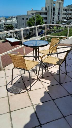 a table and chairs sitting on a roof at Hostal SAKAR Reñaca Beach in Viña del Mar