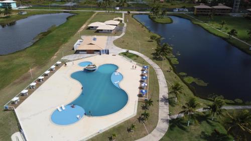 an overhead view of a swimming pool at a resort at Villa das Águas o Paraiso in Praia do Saco
