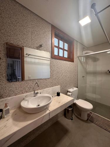 Bilik mandi di Villa Rica Pousada