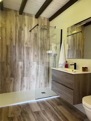 a bathroom with a shower and a sink at El almacén de Lola Relax, piscina y Vistas al Mar in Pontevedra