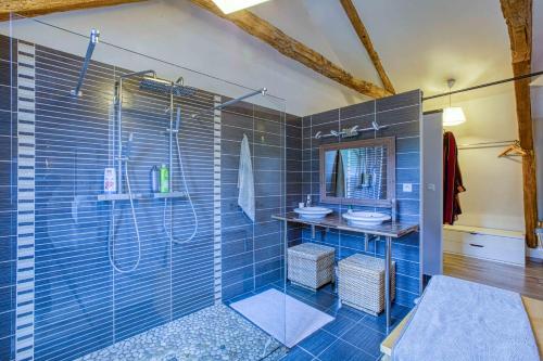 une salle de bain avec douche et lavabo dans l'établissement gite de bervic avec piscine, à Sainte-Croix