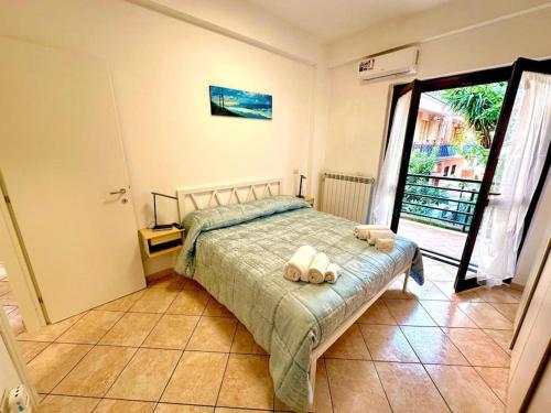 una camera da letto con un letto con due asciugamani sopra di La casetta di Ale a Tor Vergata