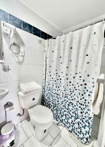Ein Badezimmer in der Unterkunft Hotel Montecarlo Pichilemu