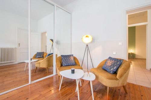 un salon avec deux chaises et une table dans l'établissement Spacious 2-bedroom in the centre of Menton, à Menton