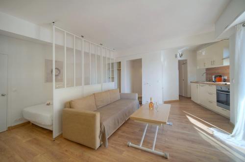 un salon avec un canapé et une table dans l'établissement STUDIO MODERNE RENOVE A0b198, à Cannes