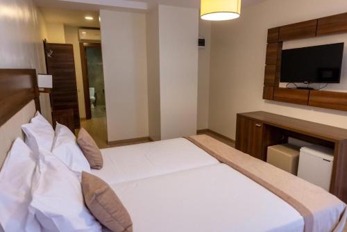 Postel nebo postele na pokoji v ubytování Sir Fundeni Hotel
