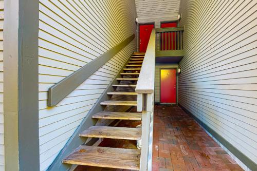 Gallery image of Sweet Ski Retreat in Warren