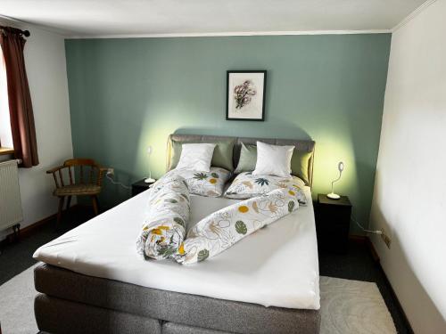 ein Bett mit zwei Kissen darauf in einem Schlafzimmer in der Unterkunft Ferienwohnung Linde in Oberstaufen