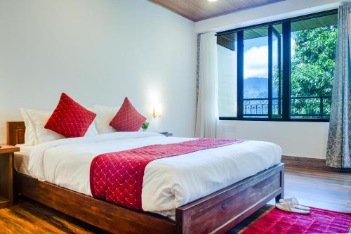 Ένα ή περισσότερα κρεβάτια σε δωμάτιο στο Sparrow Cherry Resort 2 min walk To MG Marg