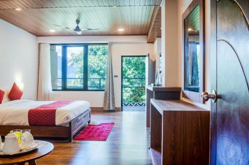 Ένα ή περισσότερα κρεβάτια σε δωμάτιο στο Sparrow Cherry Resort 2 min walk To MG Marg
