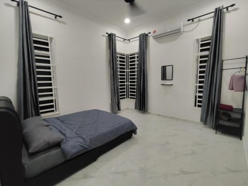 Ένα ή περισσότερα κρεβάτια σε δωμάτιο στο D Penyu Homestay 2