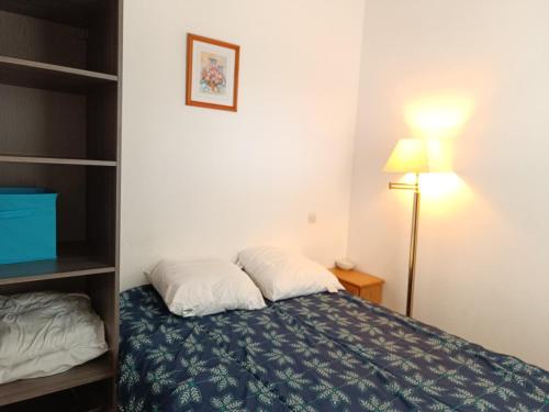 une chambre d'hôtel avec un lit et une lampe dans l'établissement Pavillon de vacances climatisé avec parking privatif - 6CYC118, à Saint Cyprien Plage