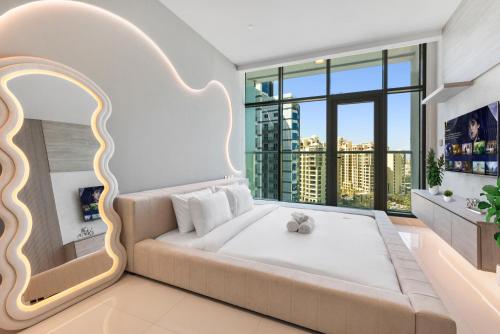 ein Wohnzimmer mit Couch und großem Fenster in der Unterkunft Seven Palm Hotel with West beach access in Dubai