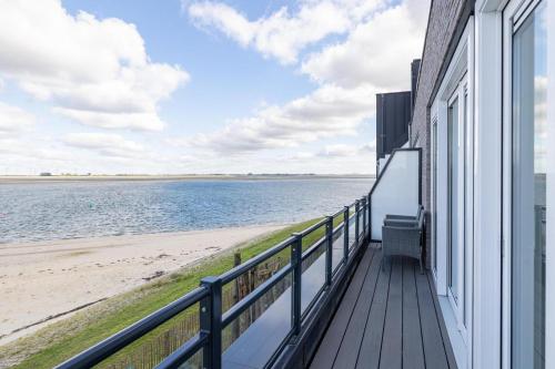 a balcony of a building with a view of the beach at Vakantiewoning aan het water - met 2 balkons - Vista Maris - Nr 52 in Sint Annaland