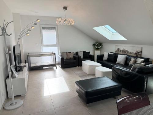 Uma área de estar em Appartement Bes,, Attique neuf avec confort