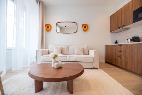 un salon avec une table et un canapé dans l'établissement Apartment in montmartre, à Paris