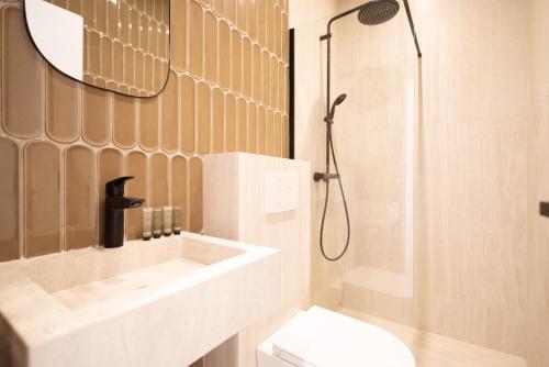 une salle de bain avec une douche, des toilettes et un lavabo dans l'établissement Apartment in montmartre, à Paris