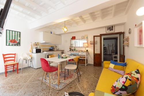 ein Wohnzimmer mit Sofa und Tisch in der Unterkunft Perduta a Rome in Rom