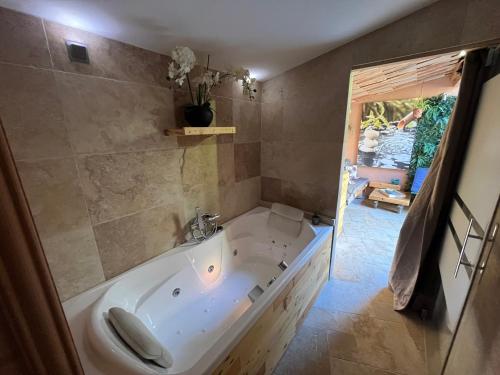 une salle de bain avec une baignoire et un lavabo dans l'établissement Residence Sao Jorge, à Cannes