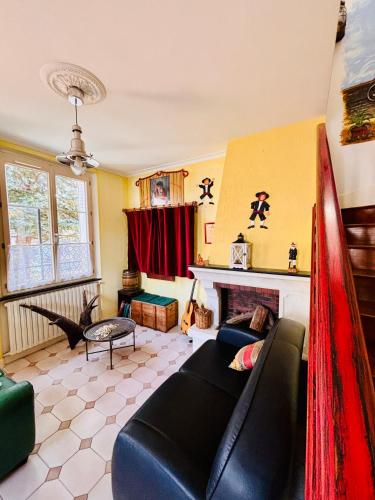 un salon avec un canapé et une cheminée dans l'établissement Le Repos du Marinier, à Gien