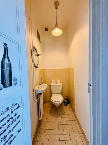 une salle de bain avec toilettes et lavabo dans l'établissement Le Repos du Marinier, à Gien