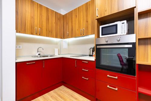 Kuchyň nebo kuchyňský kout v ubytování Bright and Cozy Apartment Next to a City Park by Flat Mаnager