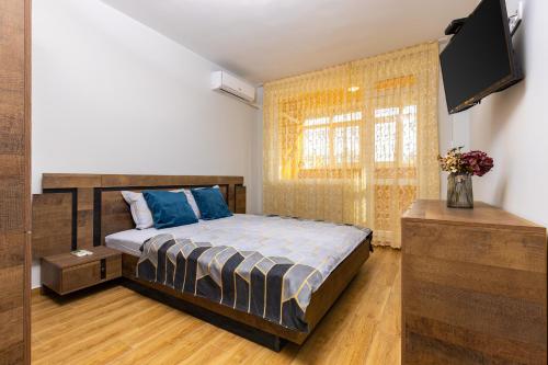 Postel nebo postele na pokoji v ubytování Bright and Cozy Apartment Next to a City Park by Flat Mаnager