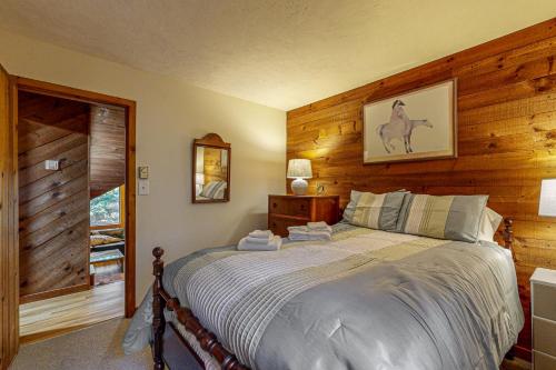 Ένα ή περισσότερα κρεβάτια σε δωμάτιο στο Cozy Island Cabin