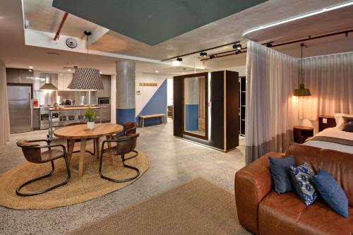 Letto o letti in una camera di Zara Tower – Luxury Suites and Apartments
