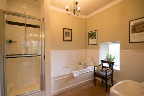 Ένα μπάνιο στο The Gables Luxury Bed & Breakfast