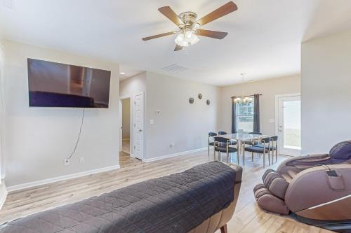 ein Wohnzimmer mit einer Couch und einem Deckenventilator in der Unterkunft Serenity House in Goldsboro