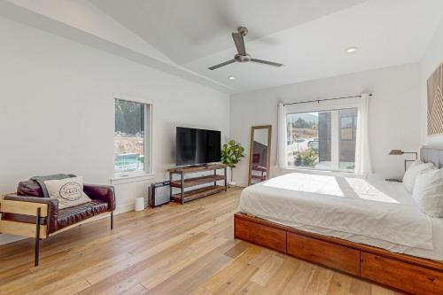 Un dormitorio con una cama y un televisor de pantalla plana. en Sandlewood Sanctuary, en Park City
