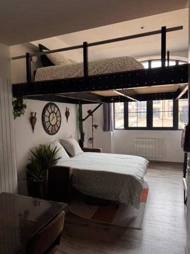 une chambre avec deux lits superposés dans une pièce dans l'établissement Manhattan Loft - centre - 5 mn à pied gare - parking privé - patio, à Troyes