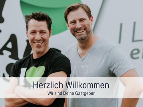 two men standing next to each other at Casa Michaela Öhringen - wunderschöne Aussicht - Top für Familien und Geschäftsreisen, super ausgestattet in Öhringen