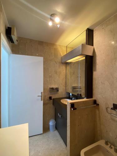 une salle de bain avec un lavabo et un miroir dans l'établissement Belle terrasse apercu mer NAF568, à Cannes