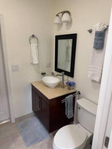 Ένα μπάνιο στο Karana 4 Bedroom