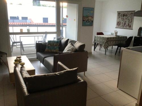 - un salon avec deux canapés, une table et des chaises dans l'établissement Appartement nieuw en ruim, à Marseillan