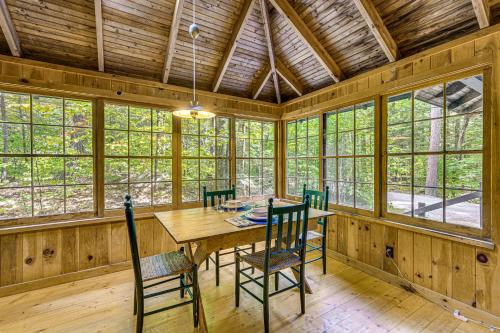 Fotografie z fotogalerie ubytování Rustic Cabin with Squam Lake Access and Fireplace! v destinaci Holderness