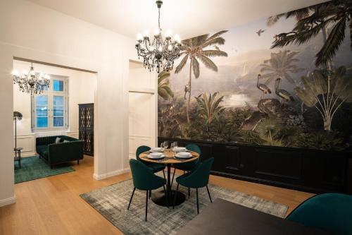 ein Esszimmer mit einem großen Gemälde an der Wand in der Unterkunft Le Baroque - Grand T2 Confort, Lit Queen Size in Castres