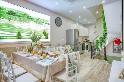 une cuisine et une salle à manger avec une table et des chaises dans l'établissement Le Nid Parisien Triplex Cosy et Chaleureux, à Paris
