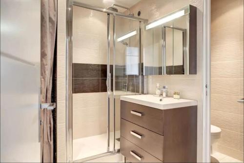 une salle de bain avec une douche, un lavabo et des toilettes dans l'établissement Cannes Palm Beach - 2 chambres Vue mer, à Cannes