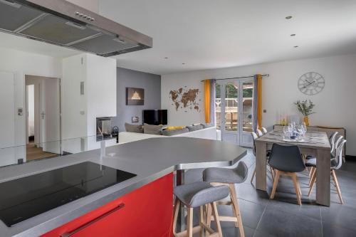 une cuisine et un salon avec une table et des chaises dans l'établissement Maison pour 6 à 900m de la plage, à Saint-Brévin-les-Pins