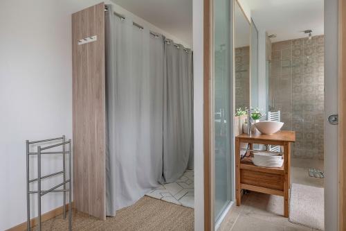 une salle de bain avec une douche avec un rideau de douche dans l'établissement Maison pour 6 à 900m de la plage, à Saint-Brévin-les-Pins