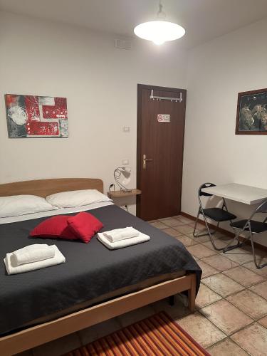 a bedroom with a bed with two towels on it at Agriturismo Al Buttasella in Lavariano