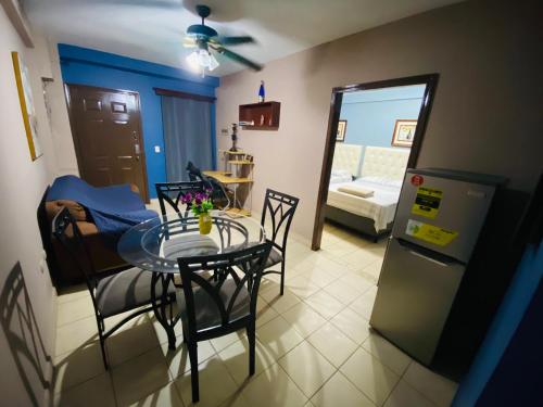 圣佩德罗苏拉Merendon Suite Apartamento的一间用餐室,在房间内配有桌椅